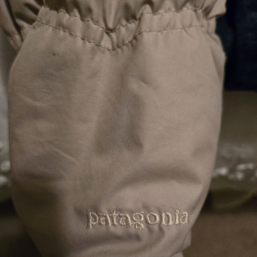 Patagonia Women's Puffer Jacket in Light Beige - Picture 4 of 4
